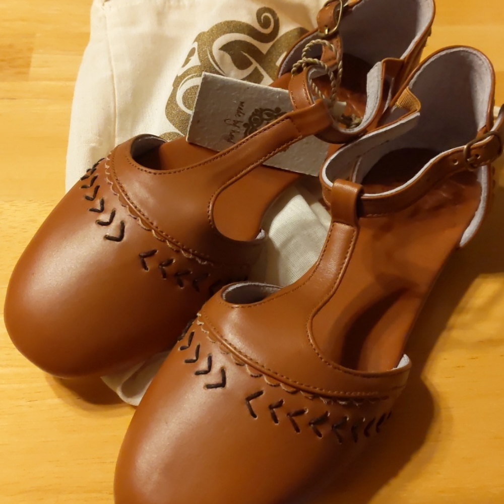 NWT Elf handmade leather shoes